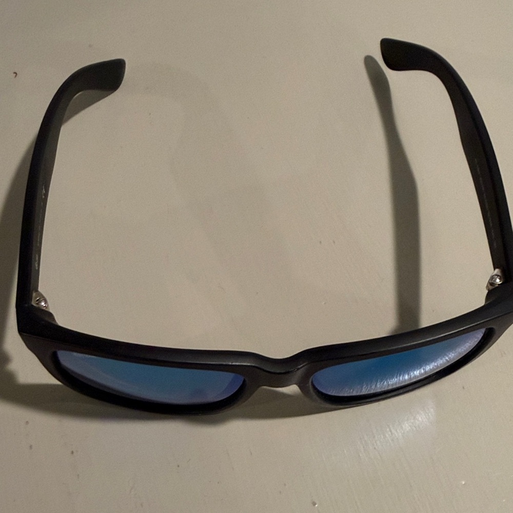 Ray BanSunglasses with Blue Mirrored Lenses - Picture 5 of 9